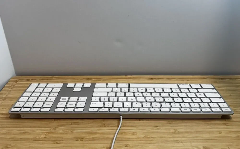 Genuine Apple A1243 Wired Mac USB Keyboard w/ Numeric Keypad White TESTED